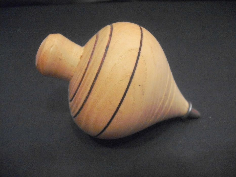 Pião antigo em madeira - brincado - anos 50/60