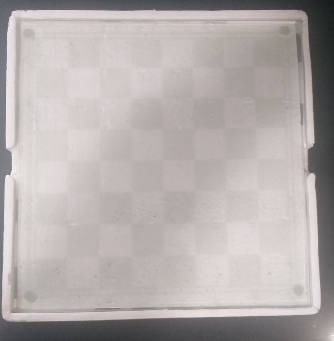 Tabuleiro e peças de xadres em vidro