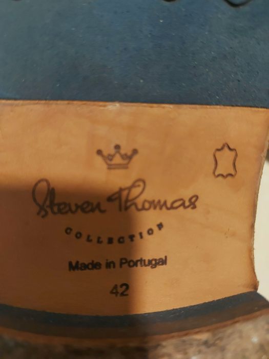 Sapatos de homem em pele