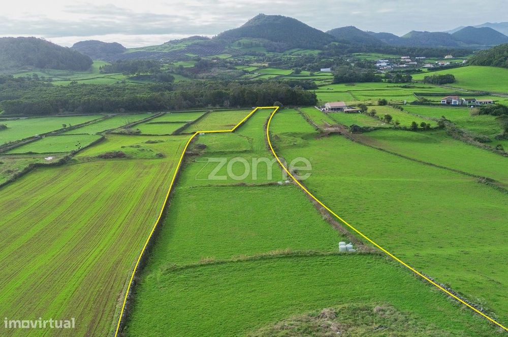 Terreno Rústico com 12.220 m² e Excelentes Acessos na Ribeira Grande