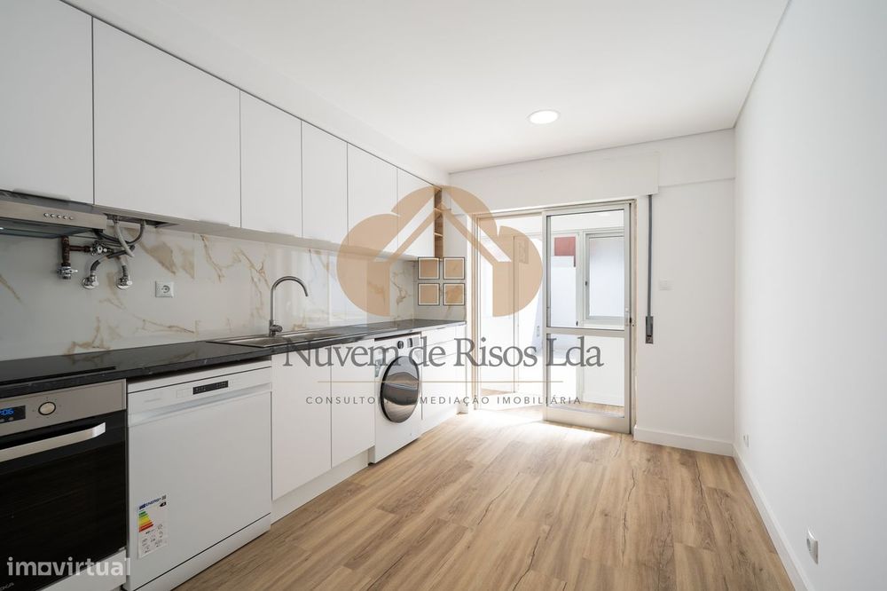 T2 + 1 Apartment with Terrace in Mem Martins