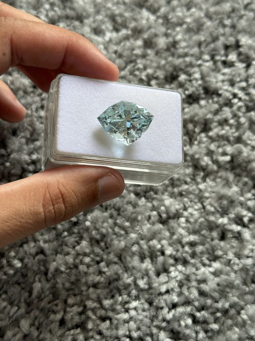 Água Marinha Facetada com Inclusões 18.30cts