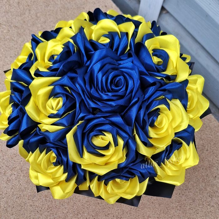 Букет з атласних троянд для героя