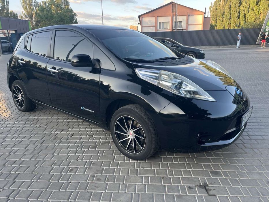 Нісан Ліф 2011 рік