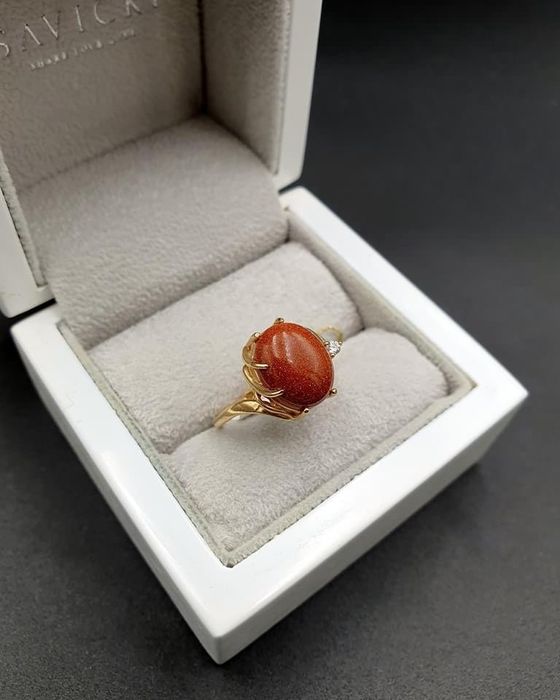 Piękny Złoty Pierścionek Piasek Pustyni zdobiony Cyrkonią