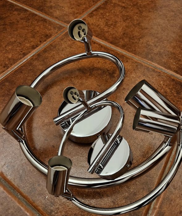 Dois candeeiros led de 3 focos cada um.