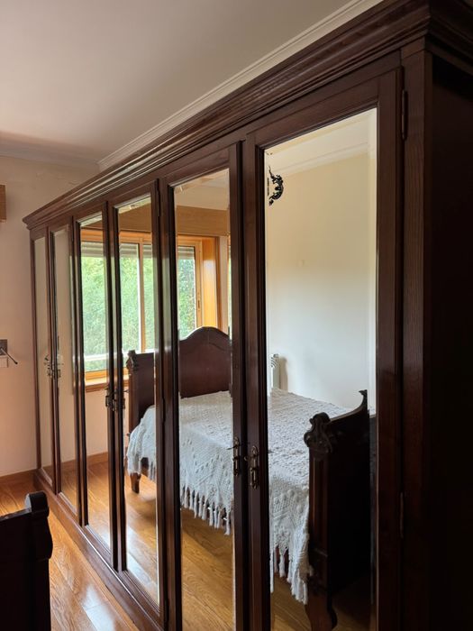 Armário de espelhos em madeira, com 6 portas