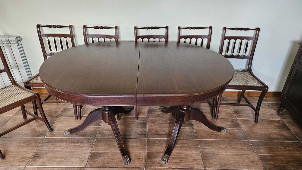 Mesa antiga de sala com 8 cadeiras