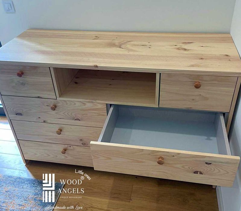 Cómoda em madeira maciça