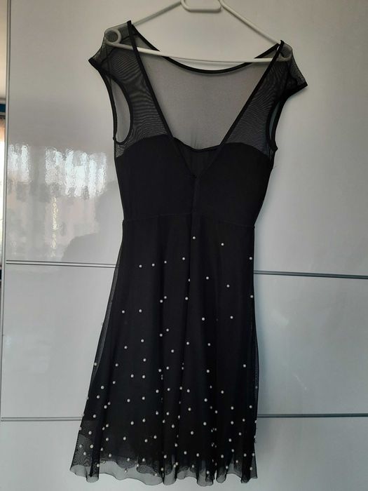 Czarna sukienka z perełkami