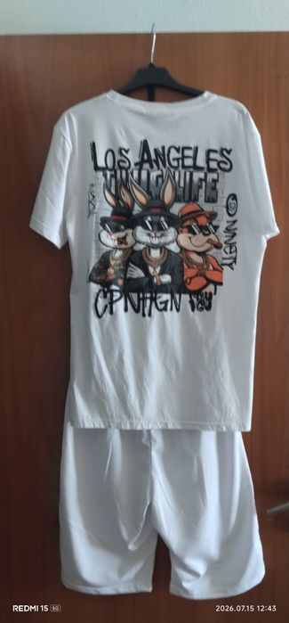 Conjuntos de calções e t-shirt de homem.