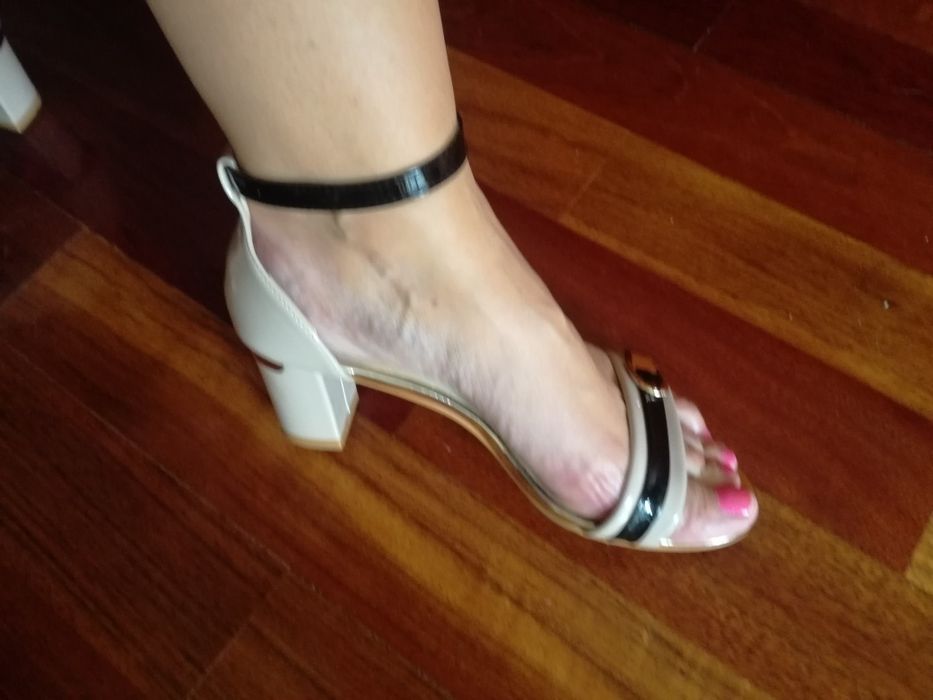 Sandálias da Seaside , beje e preta em verniz