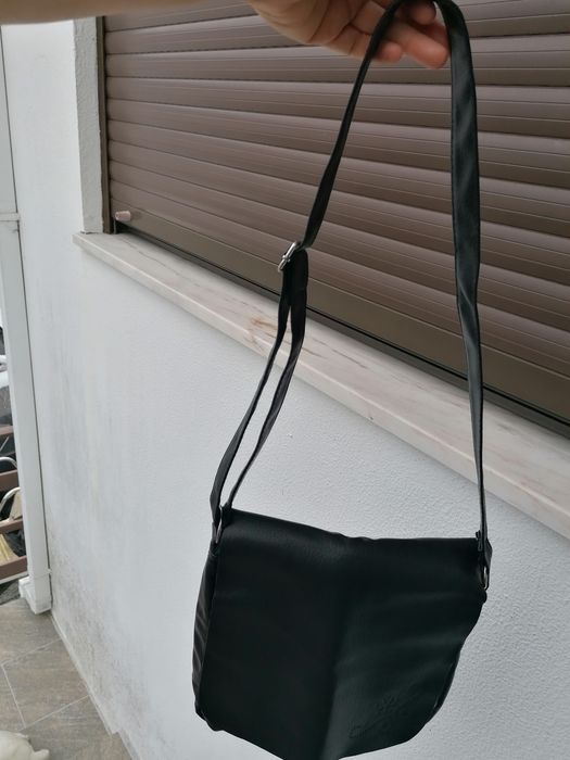 Mala preta a tira colo Nova