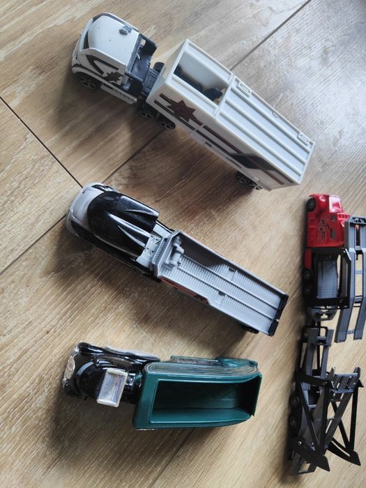 Zabawki 3 ciężarówki  hotwheels