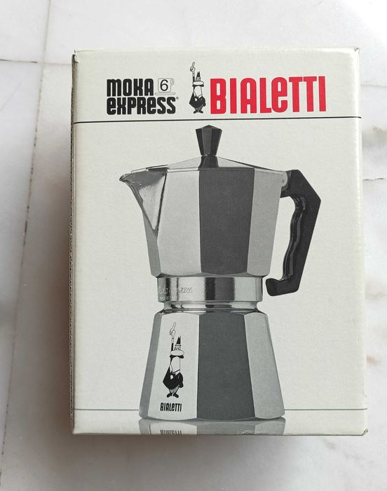Cafeteira Moka Express Bialetti 6 chávenas, nova
