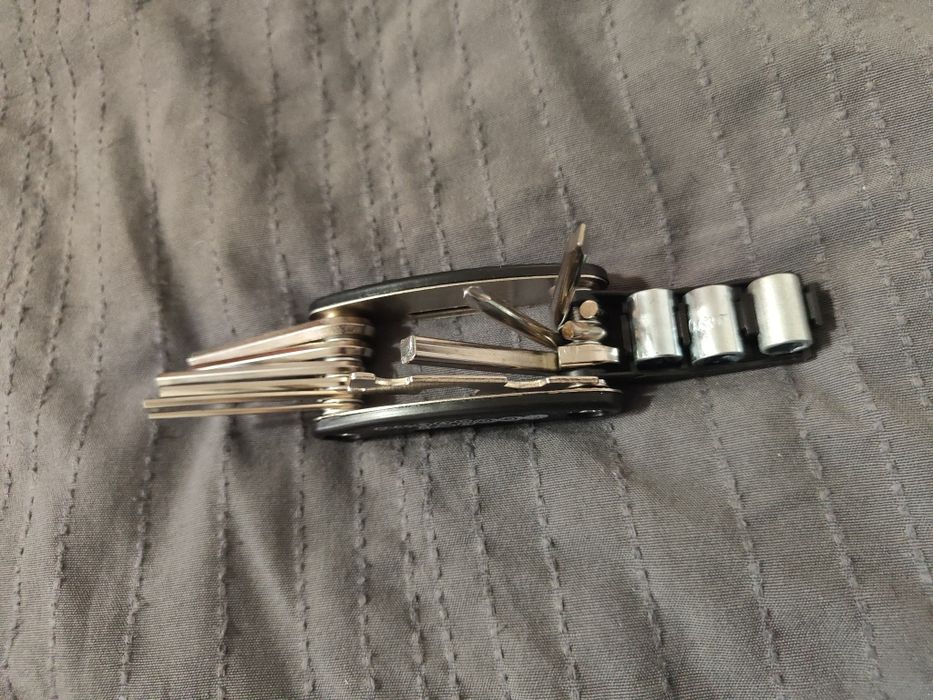 Multitool rowerowy śrubokręt imbusy klucze nasadowe do szprych