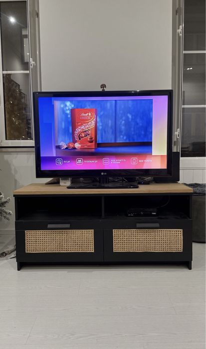 Conjunto de sala (mesa de refeições, aparador e móvel TV c/ rattan)