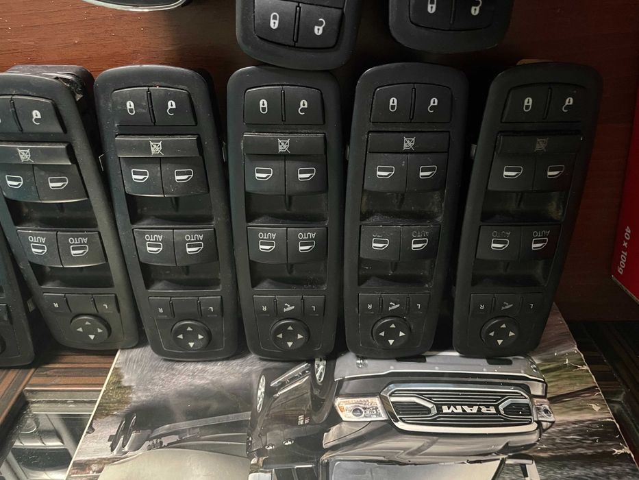 Dodge Ram 1500  IV.Przełącznik,włącznik  panel szyb,lusterek przód