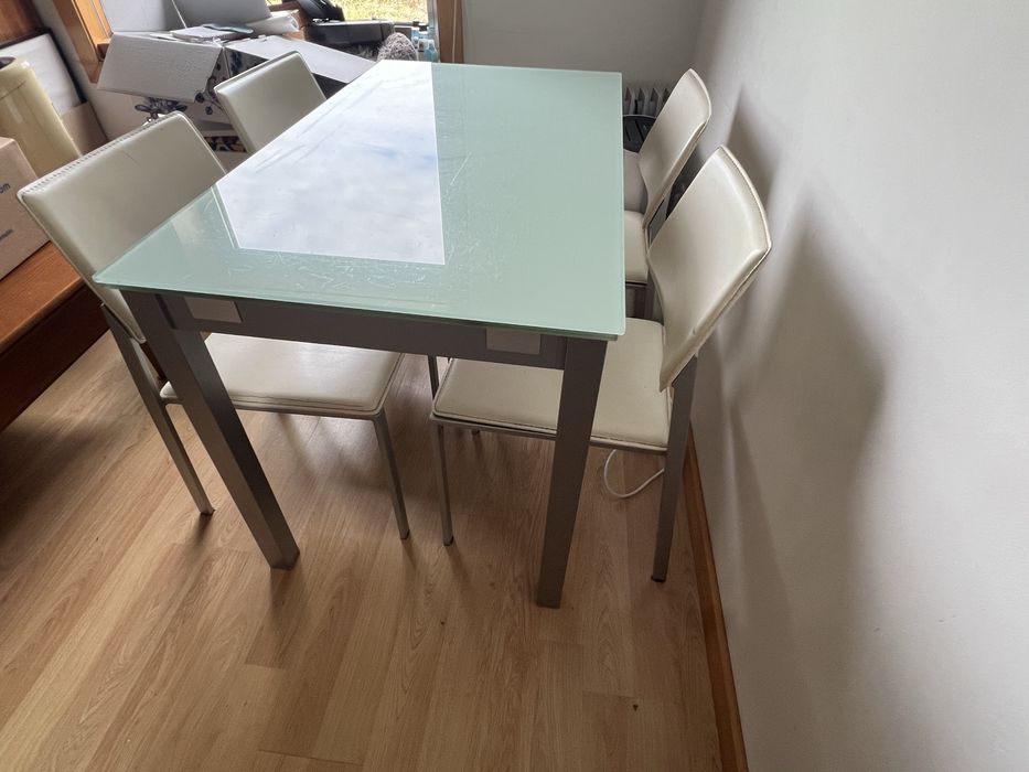 Mesa extensivel em vidro com 4 cadeiras