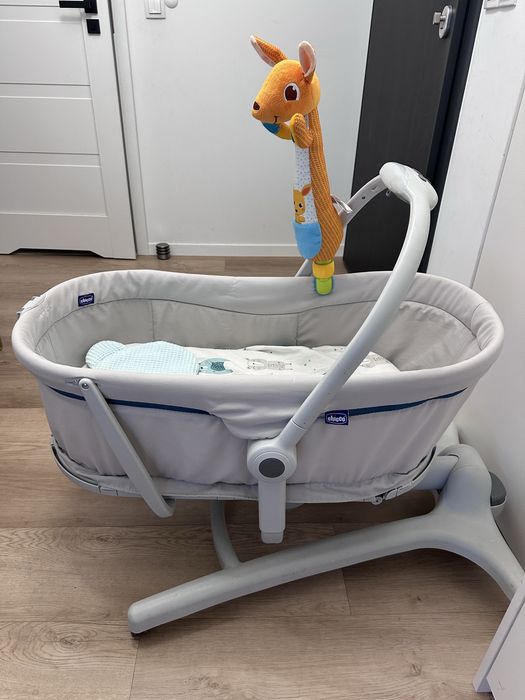 Łóżeczko Chicco Baby Hug plus materacyk i zabawki