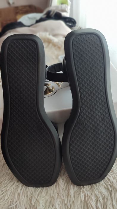 Продам шкіряні нові босоніжки