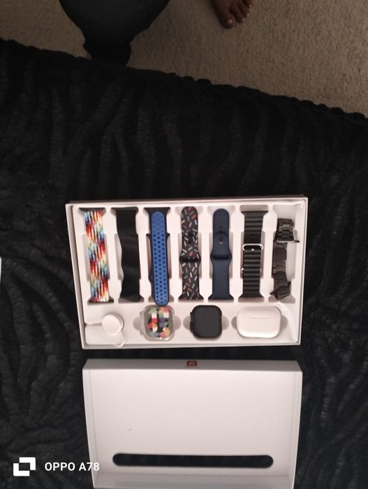 conjunto de relógio inteligente (smartwatch) com várias pulseiras e a