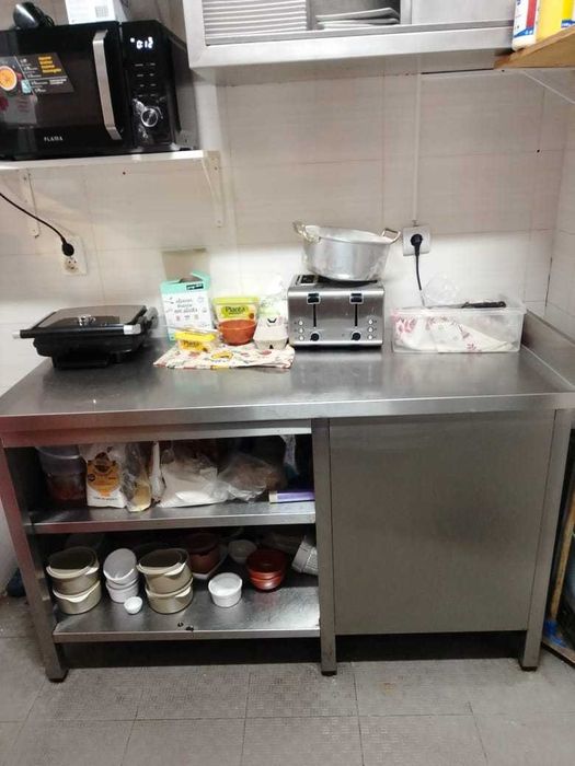 Fogão, arca, mesas, cadeiras