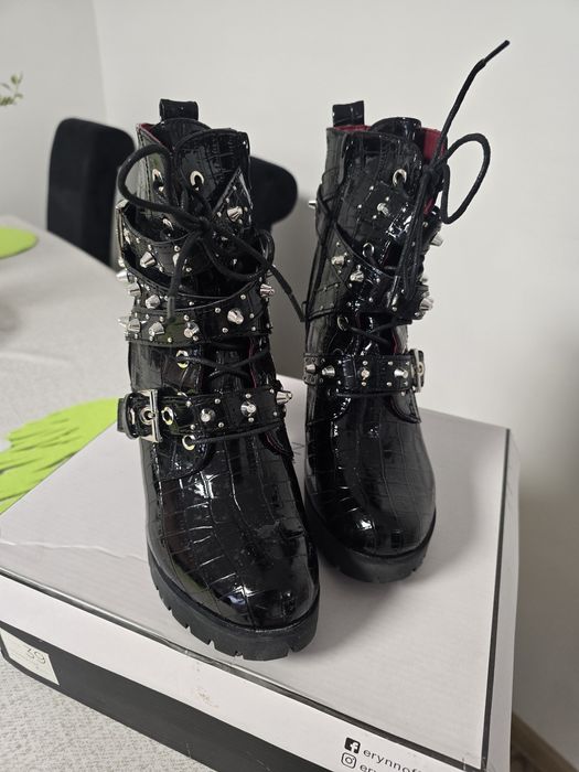 Stylowe Botki Workery na Słupku – Efekt Croco i Ćwieki