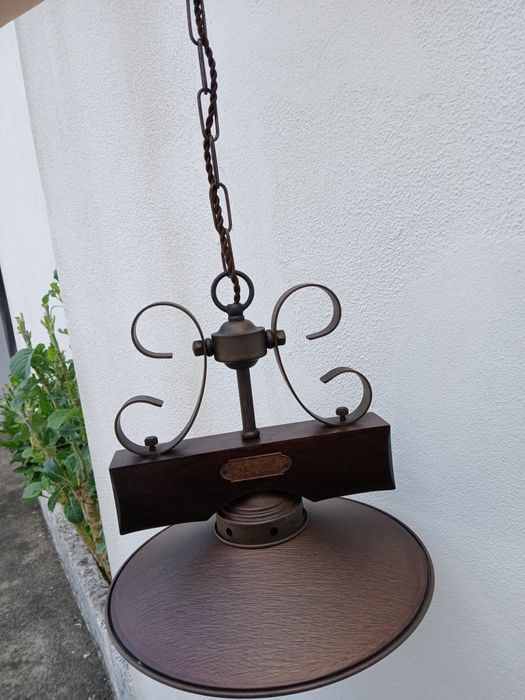 Candeeiro rustico sobre mesa
