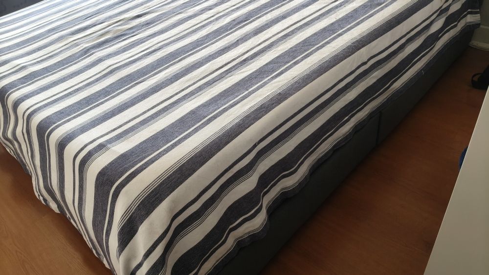 Cama IKEA com cabeceira, estofada, e dois gavetões