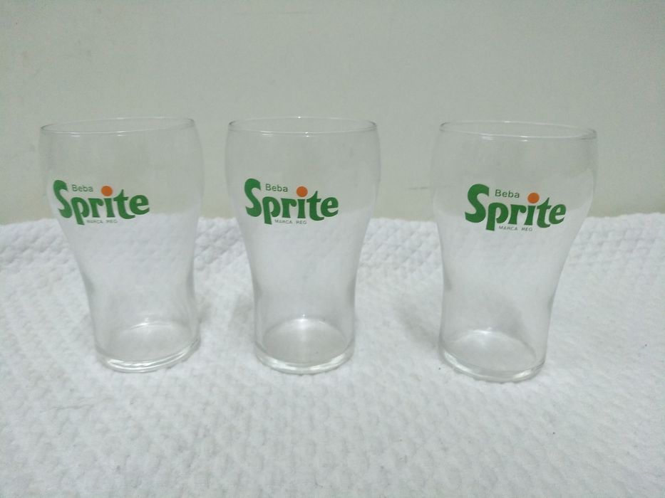 Variedade de copos antigos com publicidade para coleção