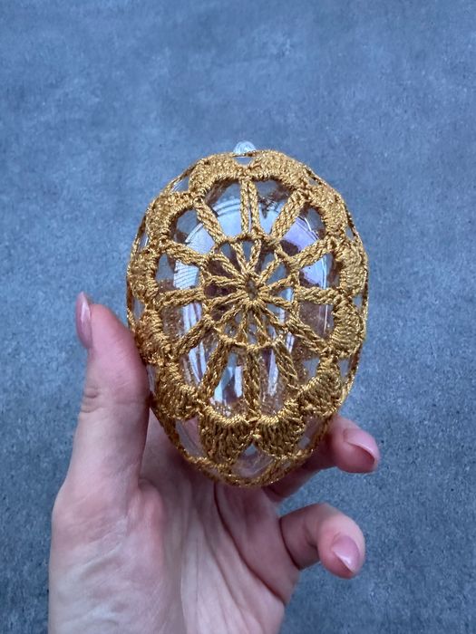 Piękna ozdoba choinkowa bombka pisanka ze złotym dzierganym haftem