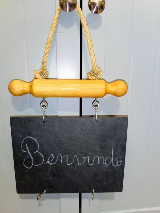 Placa de sinalização em ardósia com suporte de madeira