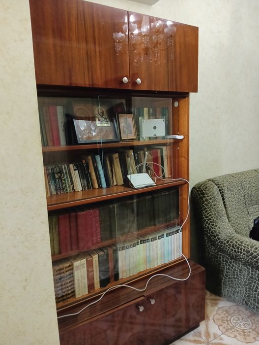 Книжкова шафа з тумбами