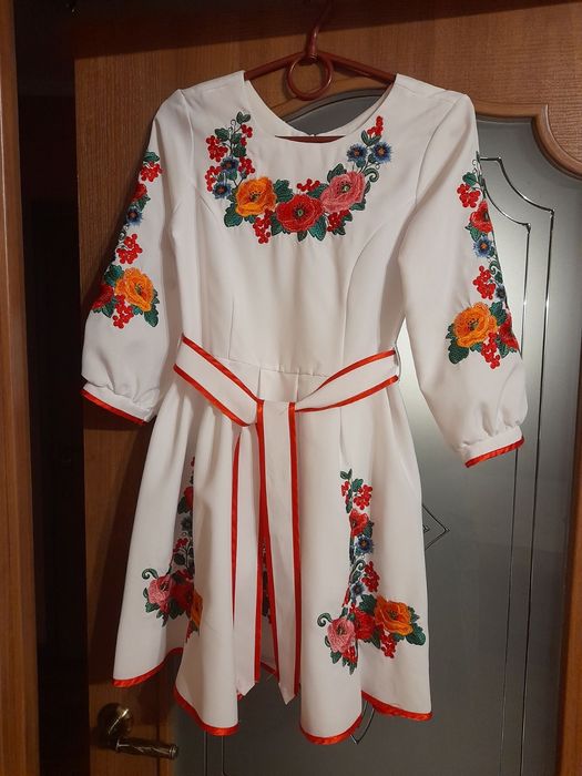 Продам вишите плаття