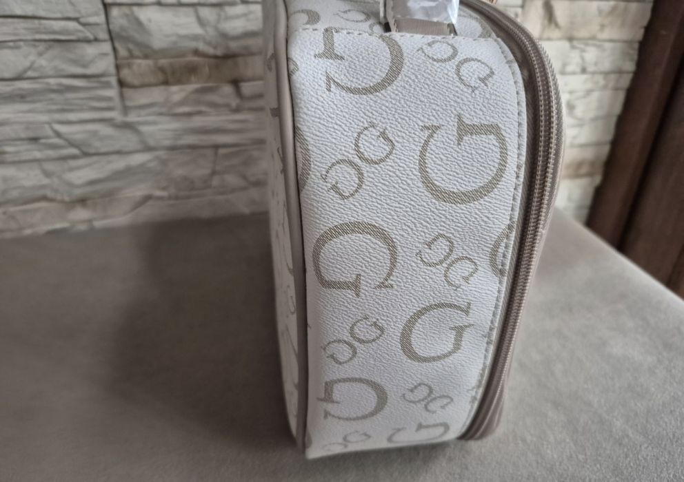 Kosmetyczka Damska Kuferek z organizerem Guess