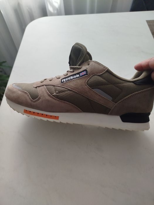 Продаю кросівки чоловічі нові замш оливка світла