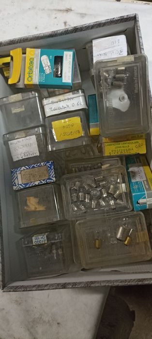 Vários modelos de lâmpadas pequenas diferentes casquilhos