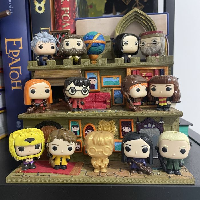 Колекція кіндер Гаррі Поттер квідич з розписаною підставкою Гогвортс