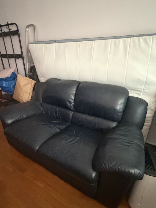 Sofá preto dois lugares