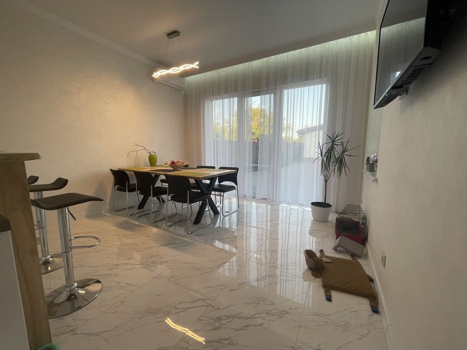 Гарний, Сучасний, добротний  будинок з басейном