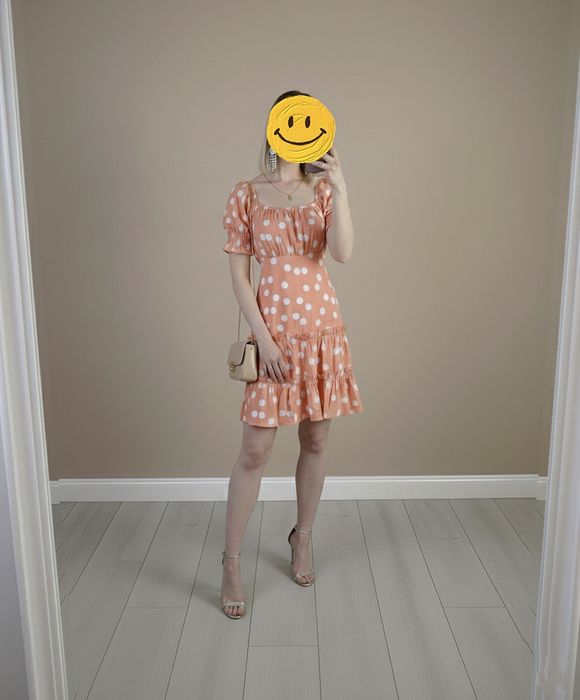 Brzoskwiniowa sukienka w grochy – styl retro / cottagecore