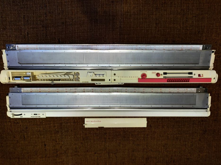 В'язальна машина TOYOTA- механічна,перфокарточна,двохфонтурна.