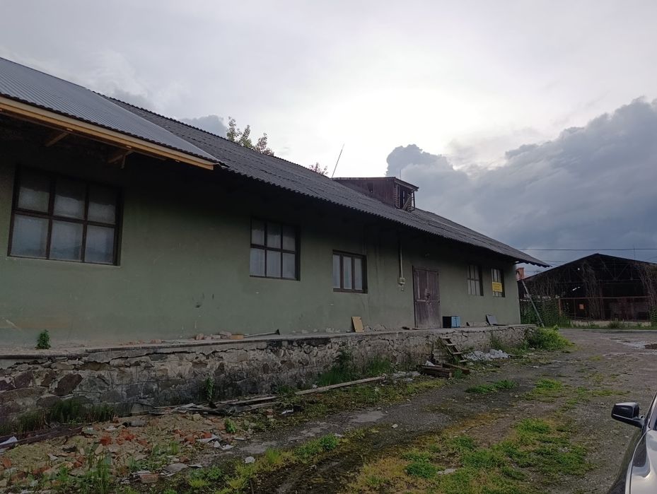 Продаються комерційні склади з приватизованою землею, можна під будівництво , хороша локація.