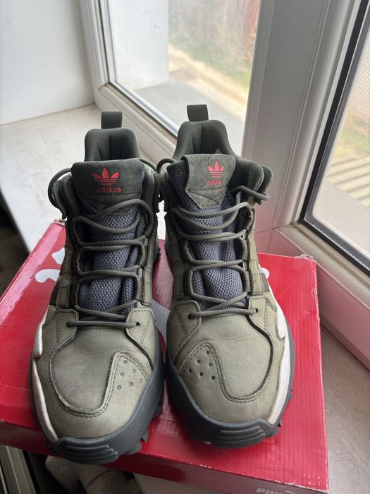 Продам оригинальные термокроссовки Адидас