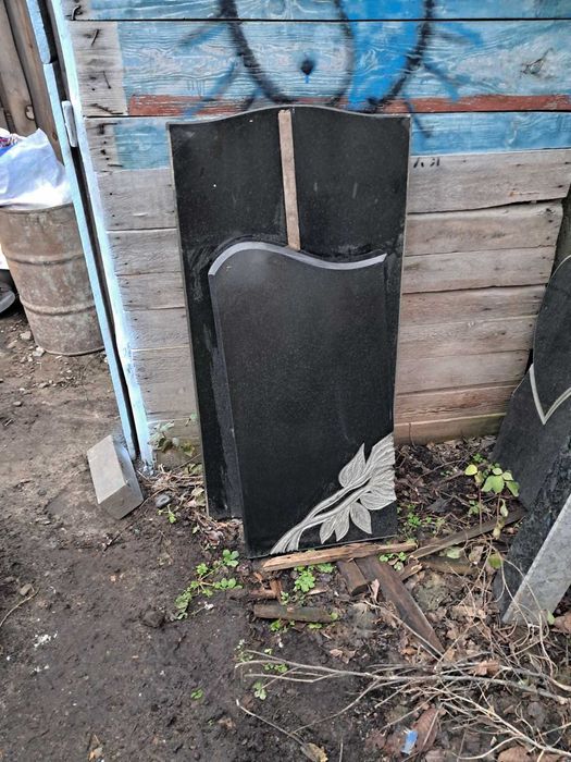 Гранитные памятники из гранита на могилу изготовление Ржищев и рядом