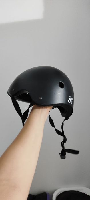 Capacete preto de marca