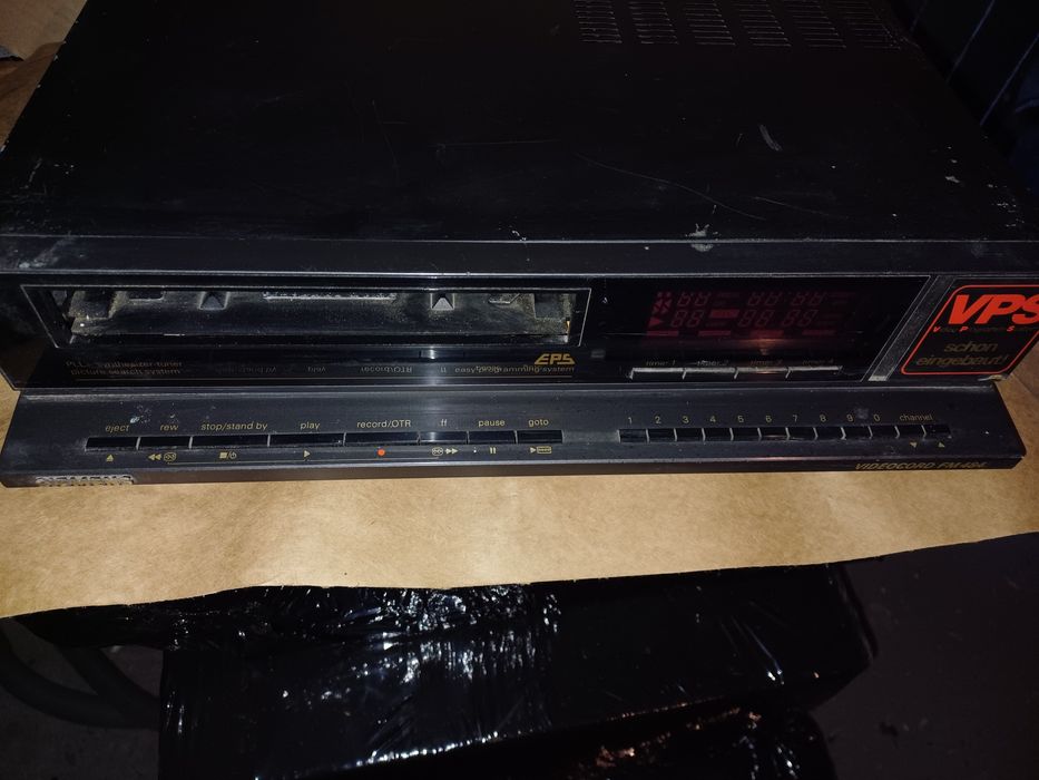 magnetowid VHS marki VIDEOCORD, model FM484.