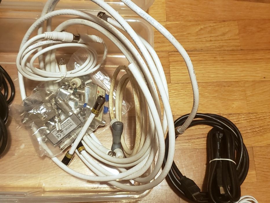 Cabos diversos (alimentação, PC, TV, Áudio, USB, Ethernet, Tlf, etc.)