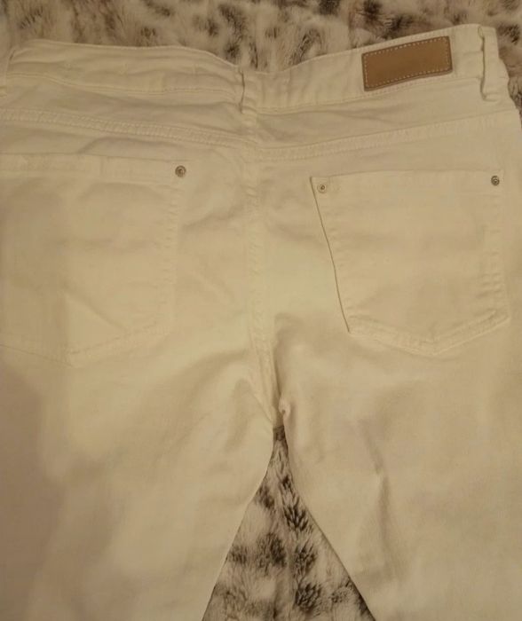 Białe jeansy Zara 36